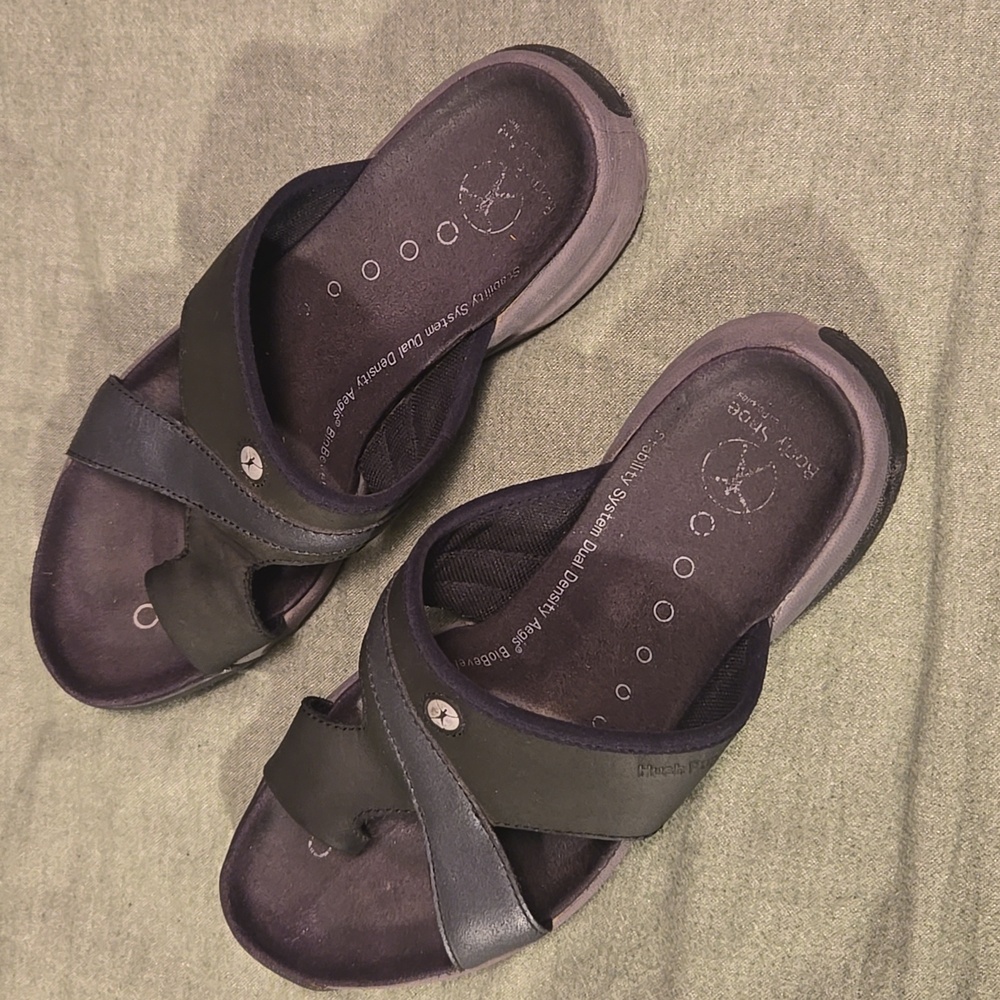 LEATHER Hush Puppies Body Shoe sandals black toe loop US size 7